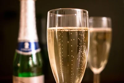 Shimmering Horizons: Exploring the Global Sparkling Wines Market